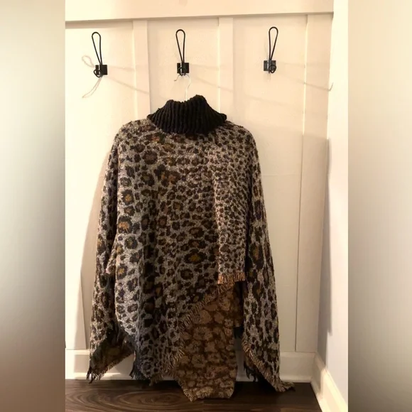 Chic Leopard Print Poncho with Black Collar - Picture 2 of 3
